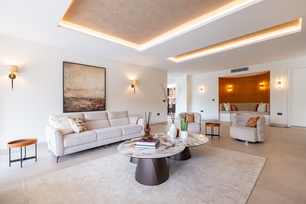 Queens Orchard living room with marble coffee table and seating nook
